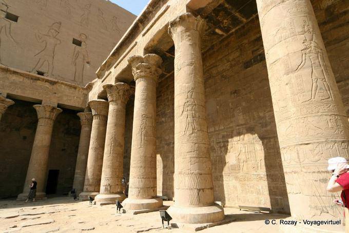 Portico de colunas que cercam o interior do pátio da frente em três lados, Edfu - Egipto
