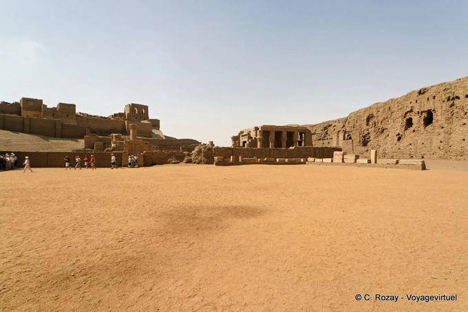 Esplanada em frente ao Templo de Horus em Edfu com, basicamente, o Mammisi - Egipto