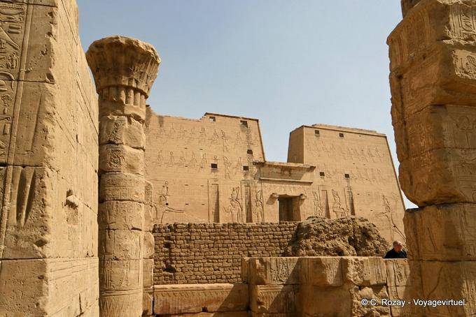 Parte da mammisi construído por Ptolomeu IX, antes do pilão do templo, Edfu - Egipto