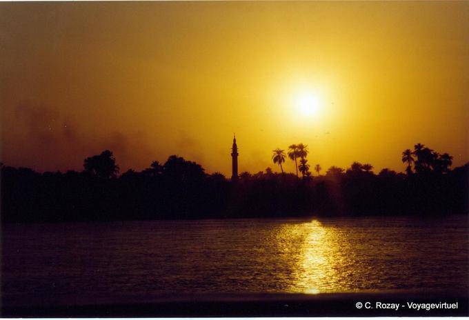 O sol se põe sobre o minarete de Esna - Egipto