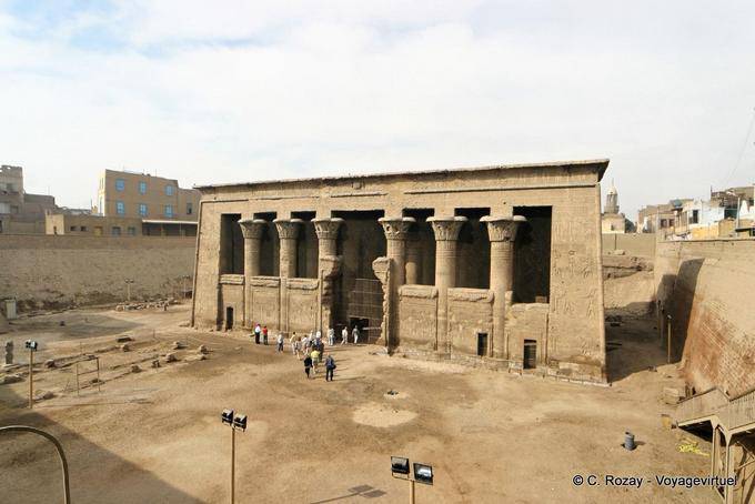 Esna Khnum Templo visto da rua Al Wzariea - Egipto