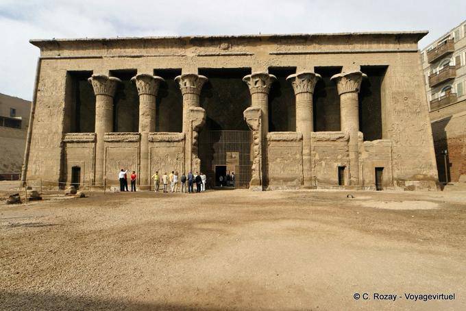 A fachada do templo de Khnum, Esna - Egipto