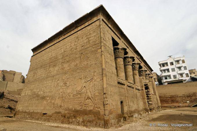 Muro relevos na parede lateral do templo de Esna - Egipto