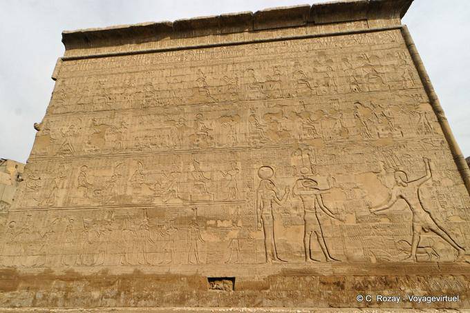 Relevos representando Khnum e Neith com uma cabeça de leão contra o faraó, Esna Temple - Egipto