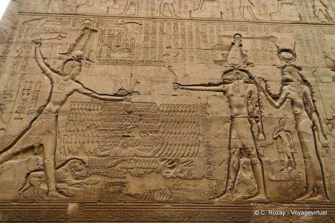 Relevo do deus Khnum antes de Ptolomeu em seus inimigos pelos cabelos, Esna Temple - Egipto