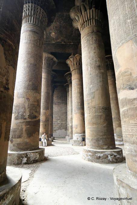 Quatro fileiras de seis colunas de 12 metros de altura que apoiam o Hypostyle Hall, Templo de Khnum, Esna - Egipto