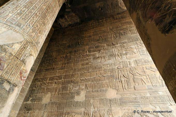 Baixos-relevos na parede do Hypostyle Hall, Templo de Esna - Egipto