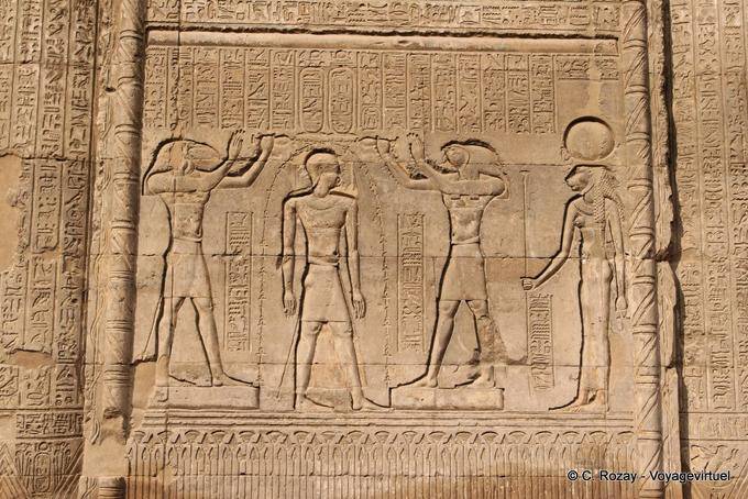 Purificação pelo rei Horus e Thoth com Menhit Ouret, Esna Temple - Egipto