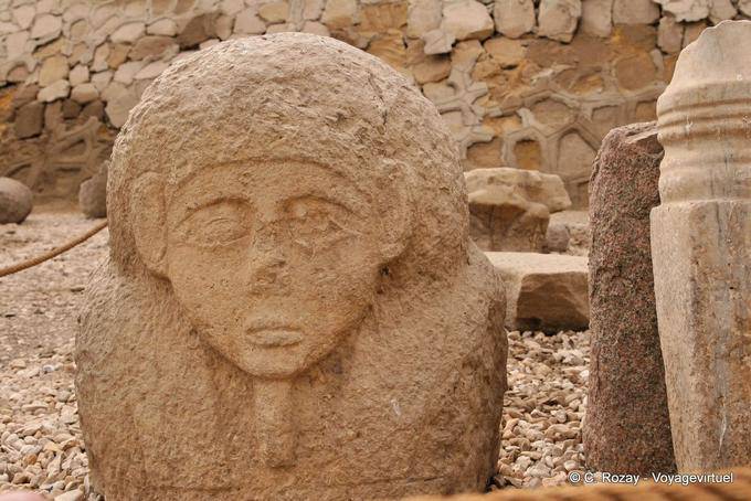 Estátua do faraó busto retouvée em ruínas, o templo de Esna - Egipto