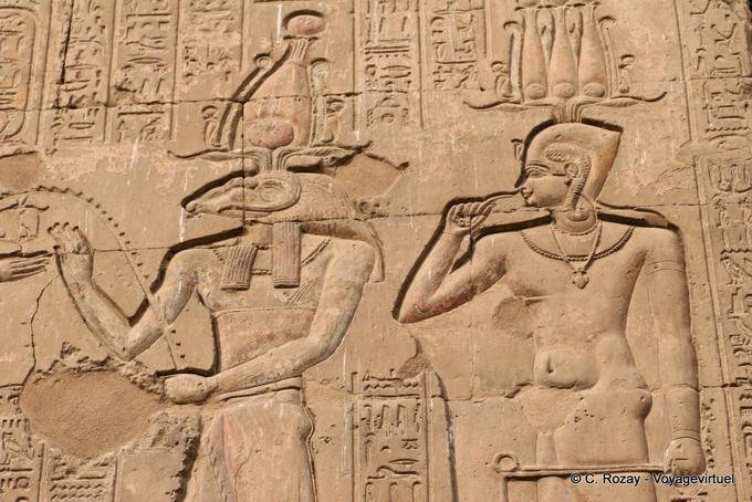 Alívio da fachada, Khnum Osiris e outro deus, Esna Temple - Egipto