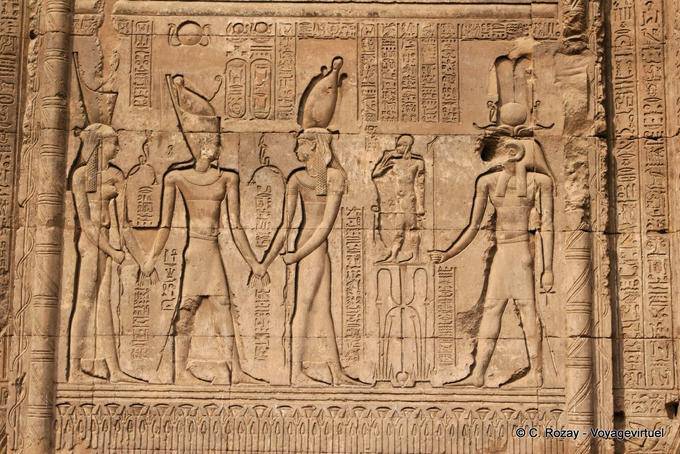 Deuses, deusas e faraó de mãos dadas, fachada, Esna Temple - Egipto
