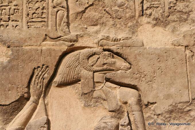 Khnum, o deus com cabeça de carneiro, Esna Temple - Egipto