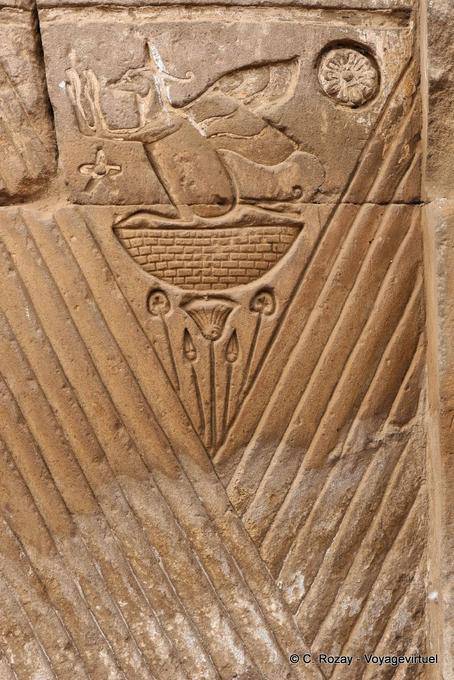 Pássaro Rekhyt encarnação do povo na adoração, templo de Esna - Egipto