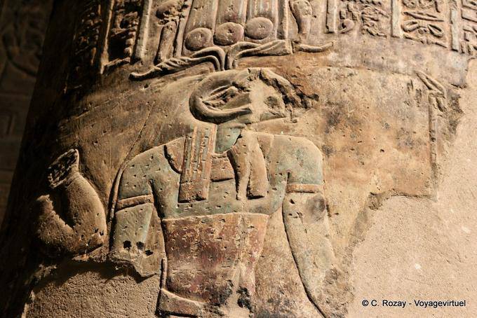 Coluna policroma com uma representação de Khnum, Esna Temple - Egipto