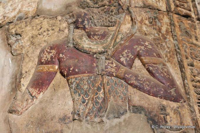 Busto alívio policroma em uma coluna do Hypostyle Hall, Templo de Esna - Egipto