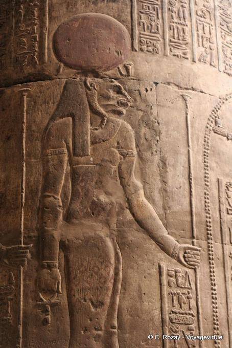 Cabeça de leão Deus encimada pelo círculo solar, gravado em uma coluna, Templo de Khnum, Esna - Egipto