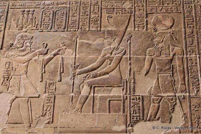 Oferecendo panos Neith pelo rei, relevo, Esna Temple - Egipto