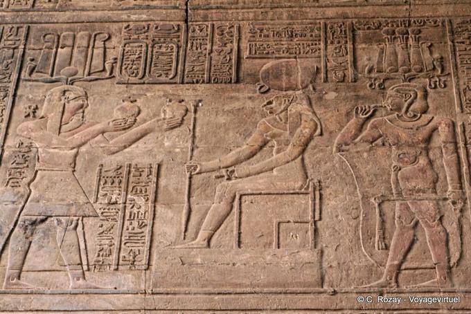 Presentes a Deus, escultura de parede, Templo de Khnum, Esna - Egipto