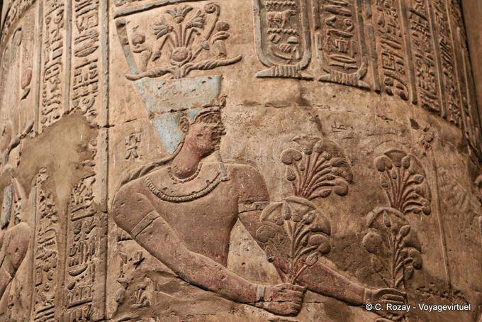 Faraó com buquês de flores, relevo pintado, Esna Temple - Egipto