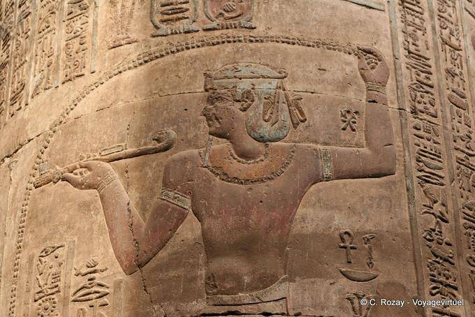 Templo de Khnum, coluna de baixo-relevo, cores originais preservadas, Esna - Egipto