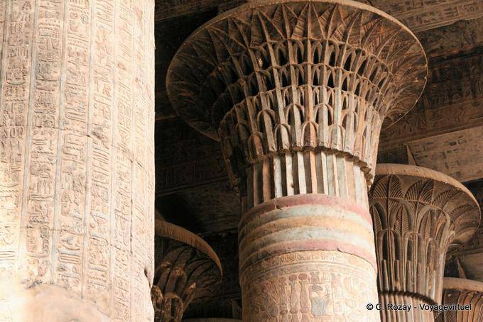 Pilares decorados de lótus e palmeiras, Esna Temple - Egipto