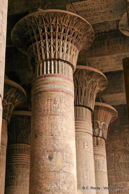 Jogo das colunas florais como colunas de pedra de papiro Hall, Templo de Khnum, Esna - Egipto
