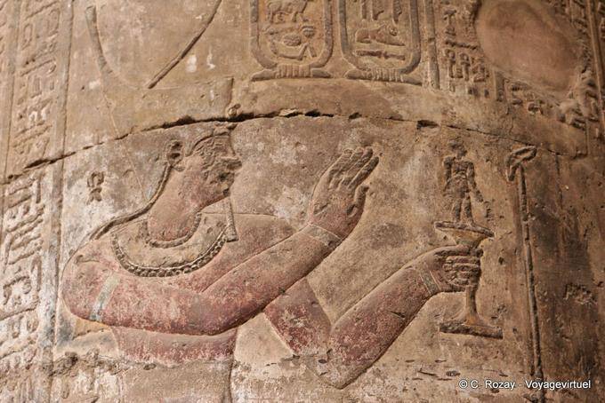 Faraó cores fazer uma oferenda para o cano de uma coluna Esna Temple - Egipto