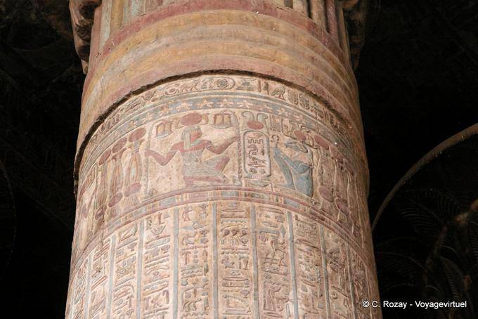 Hieróglifos coloridos em uma coluna do templo policromada Khnum, Esna - Egipto