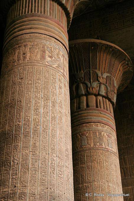 Colunas com inscrições que descrevem as cerimônias que acontecem dentro do templo de Khnum, Esna - Egipto