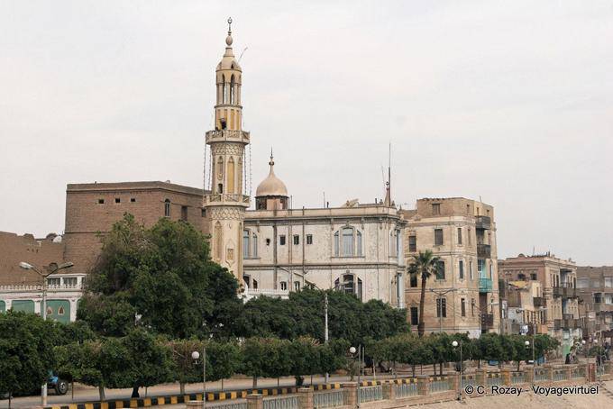 Mesquita e minarete no Nilo, Esna - Egipto
