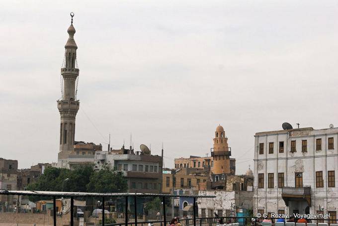 O minarete inclinando-se, na sequência de um terremoto, Esna - Egipto