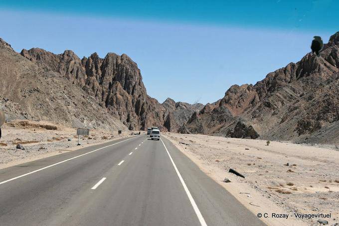 Em comboio na estrada de Luxor para Hurghada - Egipto