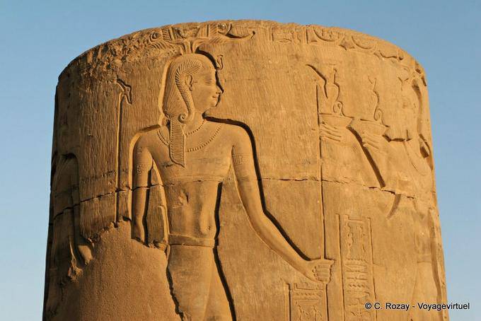 Top da coluna para a porta de Ptolomeu luz do local, Kom Ombo - Egipto
