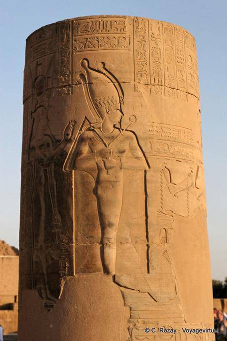 Templo de Kom Ombo, faraó em uma coluna truncada do pórtico romano - Egipto