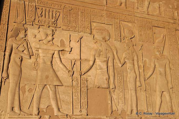 Frieze com Ptolomeu VIII Hemhem coroa usando uma coroa e sua esposa Cleópatra. Eles dão graças à divina tríade Kom Ombo - Egipto