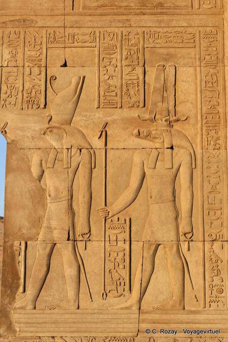 Templo de Kom Ombo, Hórus, o deus falcão, e Sobek, os ouas ceptro deus crocodilo - Egipto