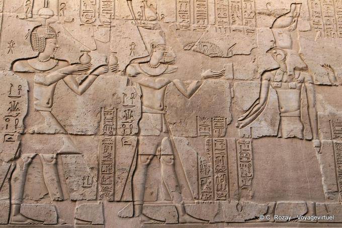 Oferta do rei ao deus falcão Haroeris vestindo a coroa dupla Pschent Templo de Kom Ombo - Egipto