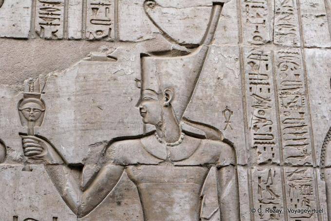 Fragmento de relevo que descreve um faraó usando a coroa Deshret, Kom Ombo - Egipto