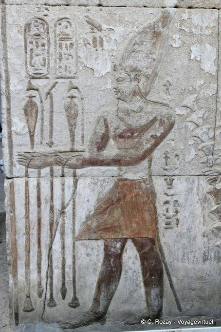 Faraó usando a coroa branca do Alto Hedjet Egito, policromada templo de Kom Ombo - Egipto