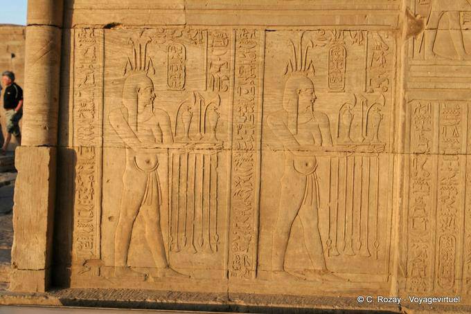 Frieze ao pôr do sol em uma parede exterior, templo de Kom Ombo - Egipto