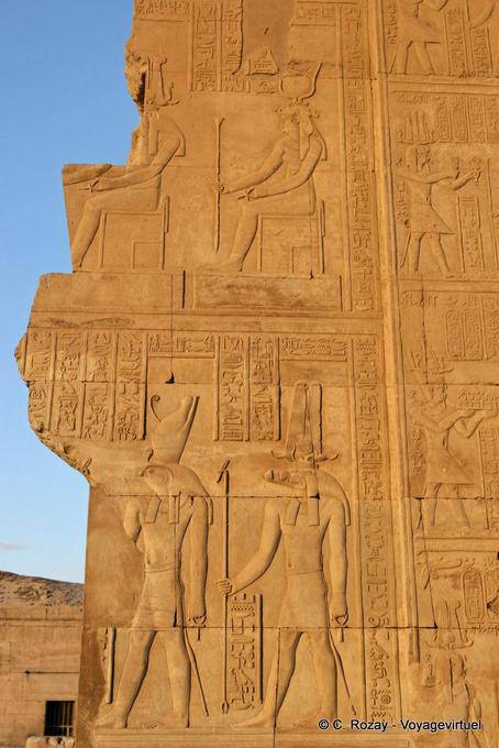 Fragmento de baixo-relevo em uma parede quebrada, figuras de Hórus e Sobek Templo de Kom Ombo - Egipto
