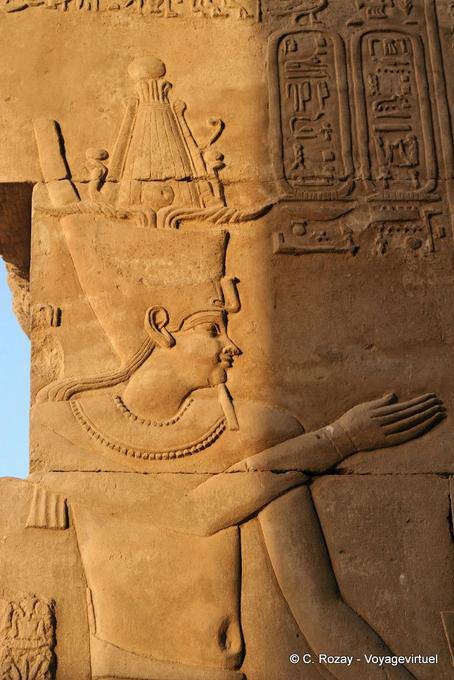 Faraó Ptolomeu VI com Nemes e barba falsa, templo de Kom Ombo - Egipto
