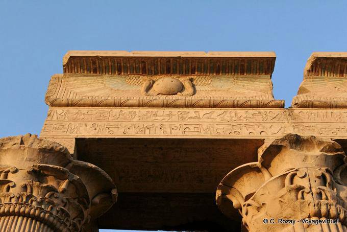 Disco solar alado na borda do salão, o templo de Kom Ombo - Egipto