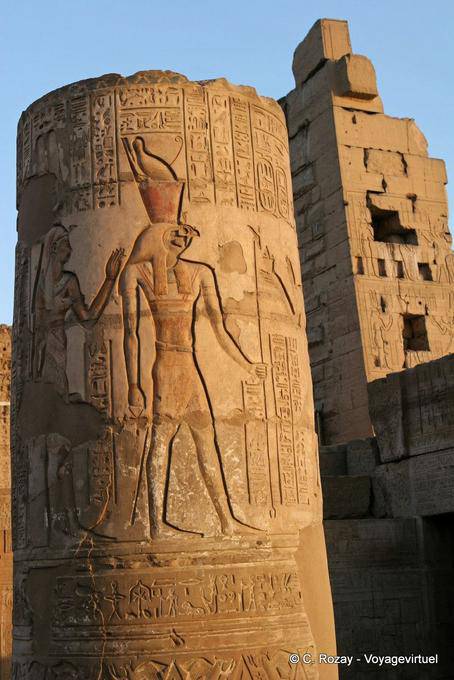 Horus e TasetNofret, cor baixos-relevos em um templo coluna truncado de Kom Ombo - Egipto