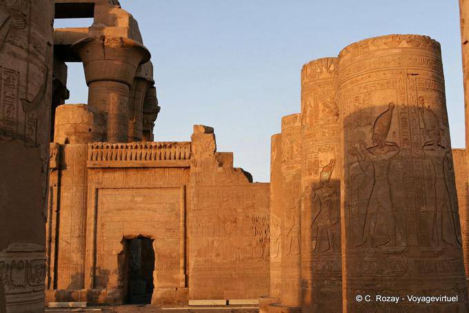 Porta entre as partes do casal templo dedicado ao deus Sobek e Haroeris, Templo de Kom Ombo - Egipto
