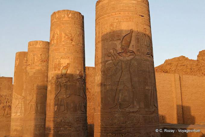 Colunas policromos do pilão da entrada, por do sol, luz templo de Kom Ombo - Egipto