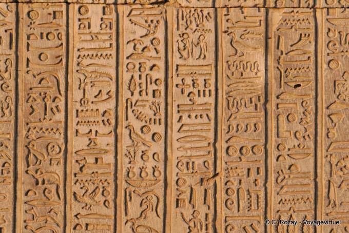 Templo de Kom Ombo, close-up em uma tabela hieróglifos - Egipto