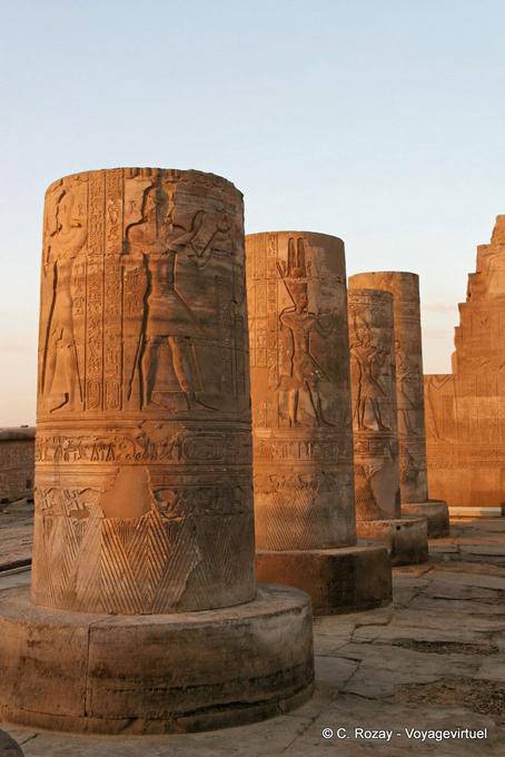 Outro ponto de vista das colunas truncadas iluminada pelo sol poente, templo de Kom Ombo - Egipto
