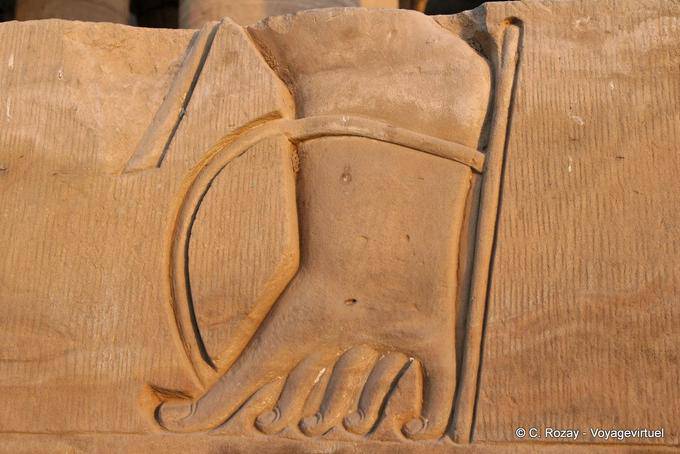 Pé Sandal, fragmento de alívio em oco, Templo de Kom Ombo - Egipto