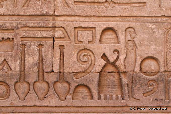 Detalhe da passarela exterior dedicada a Imhotep, o templo de Kom Ombo - Egipto